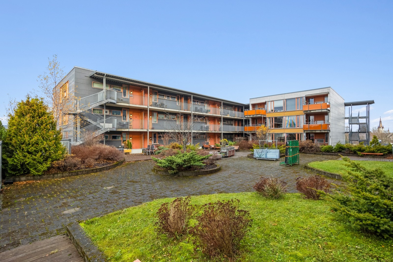 Området er preget av et rolig bomiljø med store grøntarealer, samtidig som du har rask tilgang til både sentrum og øvrige bydeler. Galleribilde