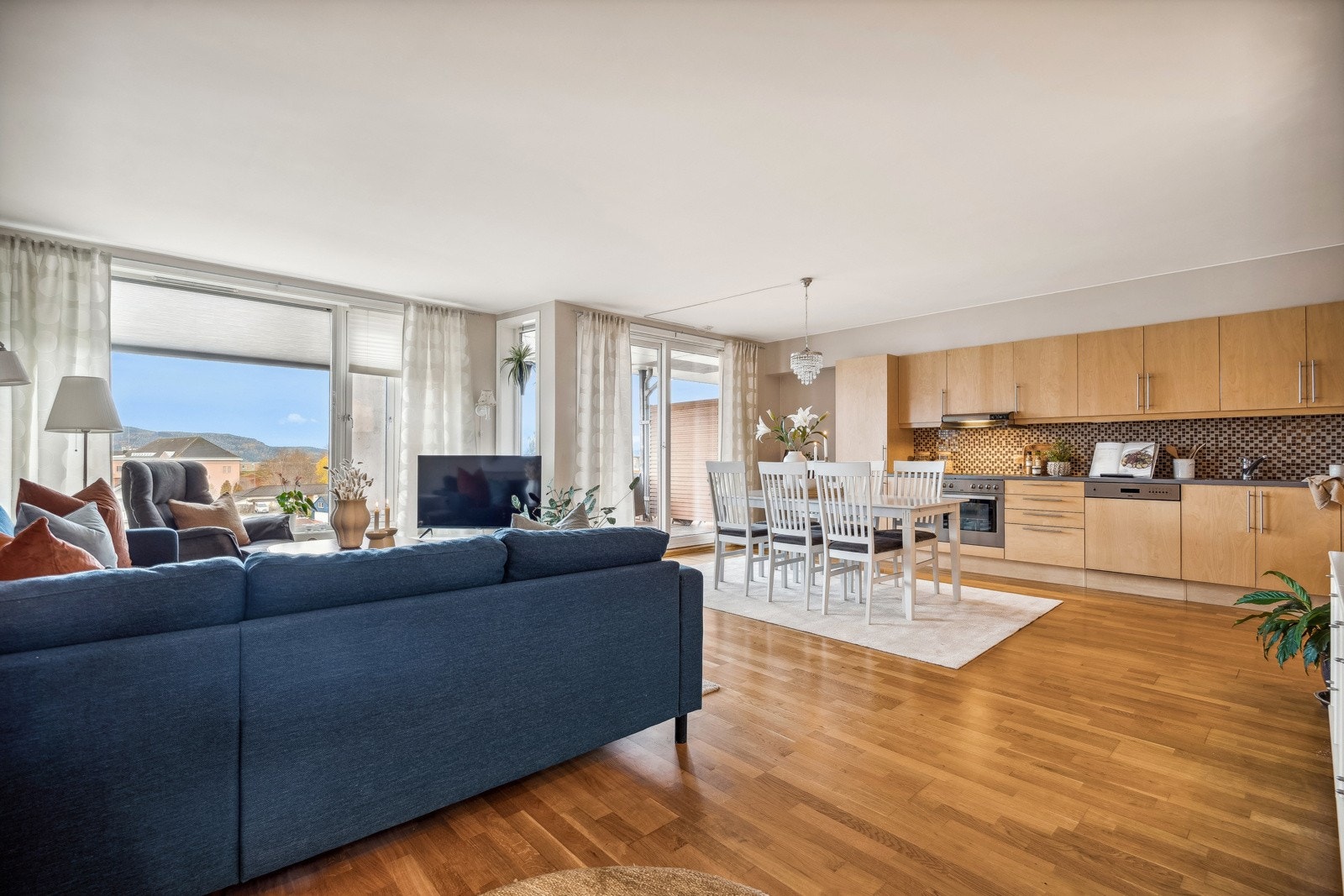 Smart planløsning med åpen stue- og kjøkkenløsning, perfekt for sosiale sammenkomster. Galleribilde