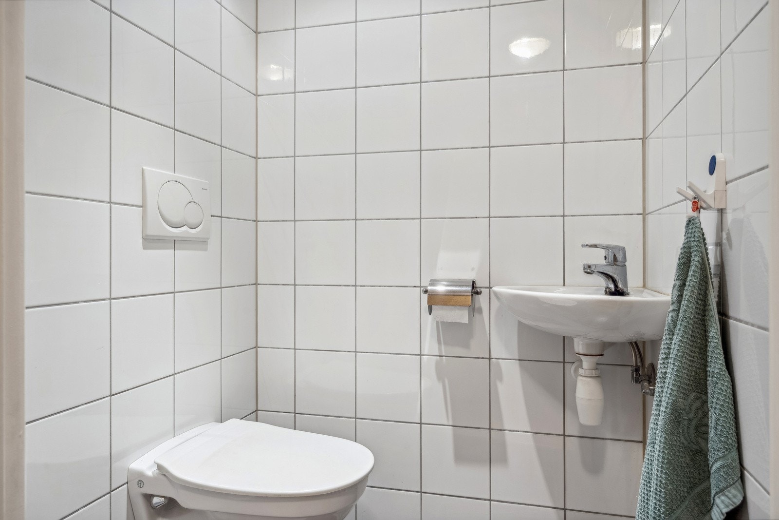 Badet er utstyrt med gulvvarme som gir ekstra komfort, og opplegg for vaskemaskin og et rør-i-rør system sørger for funksjonelle og moderne løsninger. Galleribilde