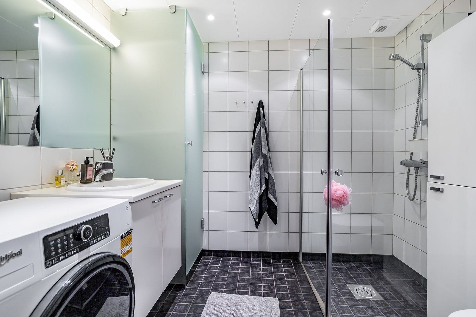 Pent flislagt bad med varmekabler og tørkeskap. Vaskemaskin medfølger Galleribilde