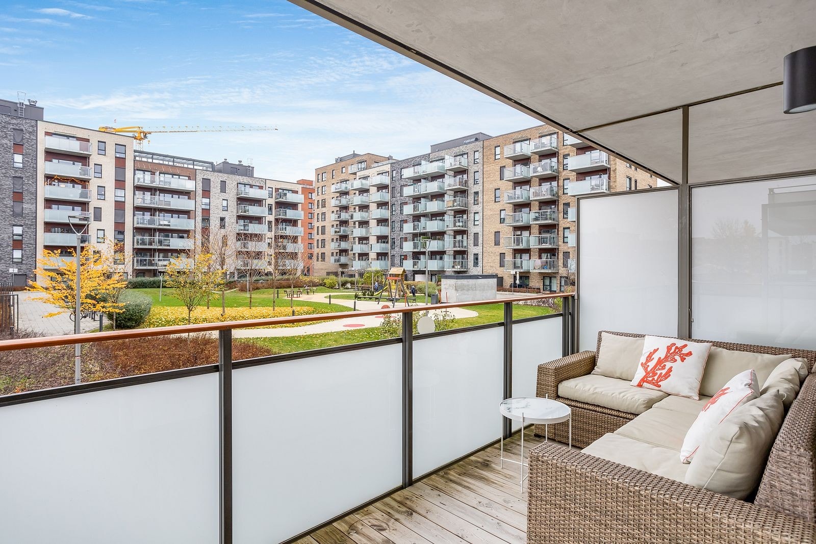 Romslig balkong med god plass til utemøblement og grill Galleribilde