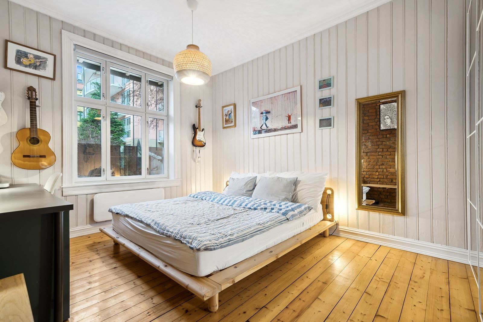 Hovedsoverommet fremstår som lyst og romslig med skyvedørsgarderobe Galleribilde