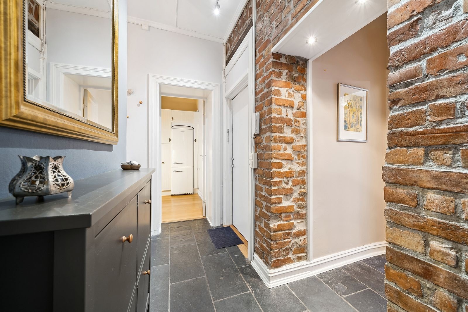 Velkommen inn! Entre med plass til oppheng av klær og sko Galleribilde