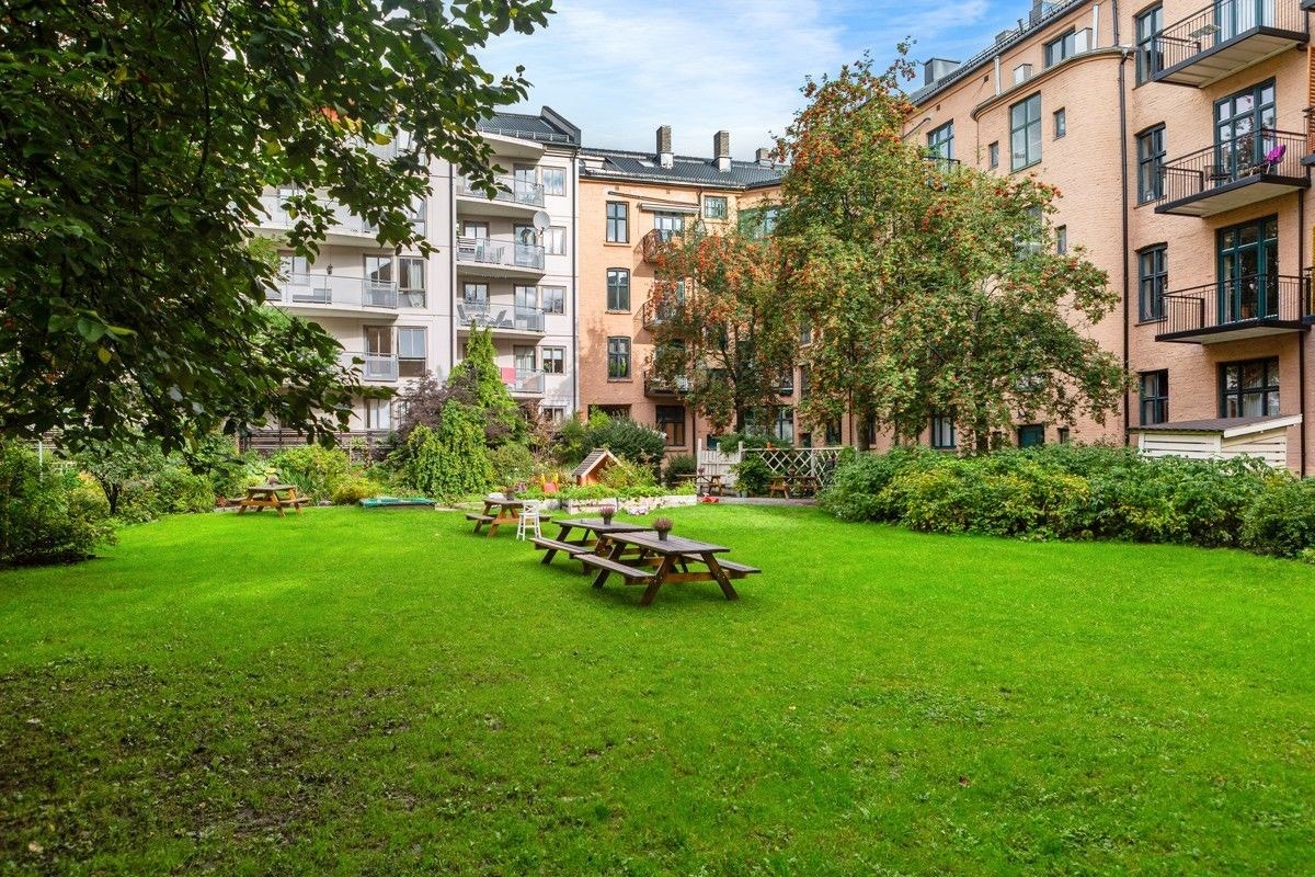 Hyggelig bakgård med grøntarealer og sittegrupper Galleribilde