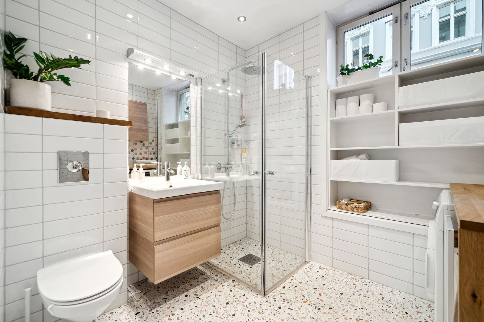 Pent flislagt bad med varmekabler. Vaskemaskim medfølger. Galleribilde