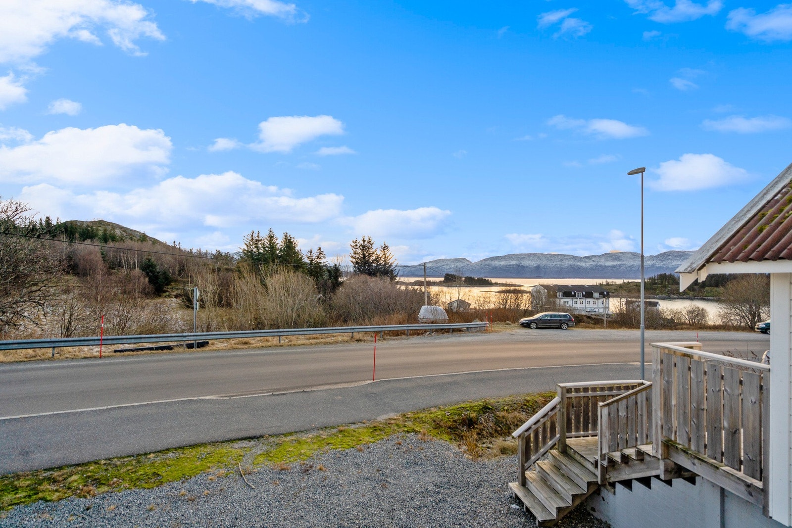 Her kan man nyte utsikten utover sjøen og mot Reinesfjellet Galleribilde