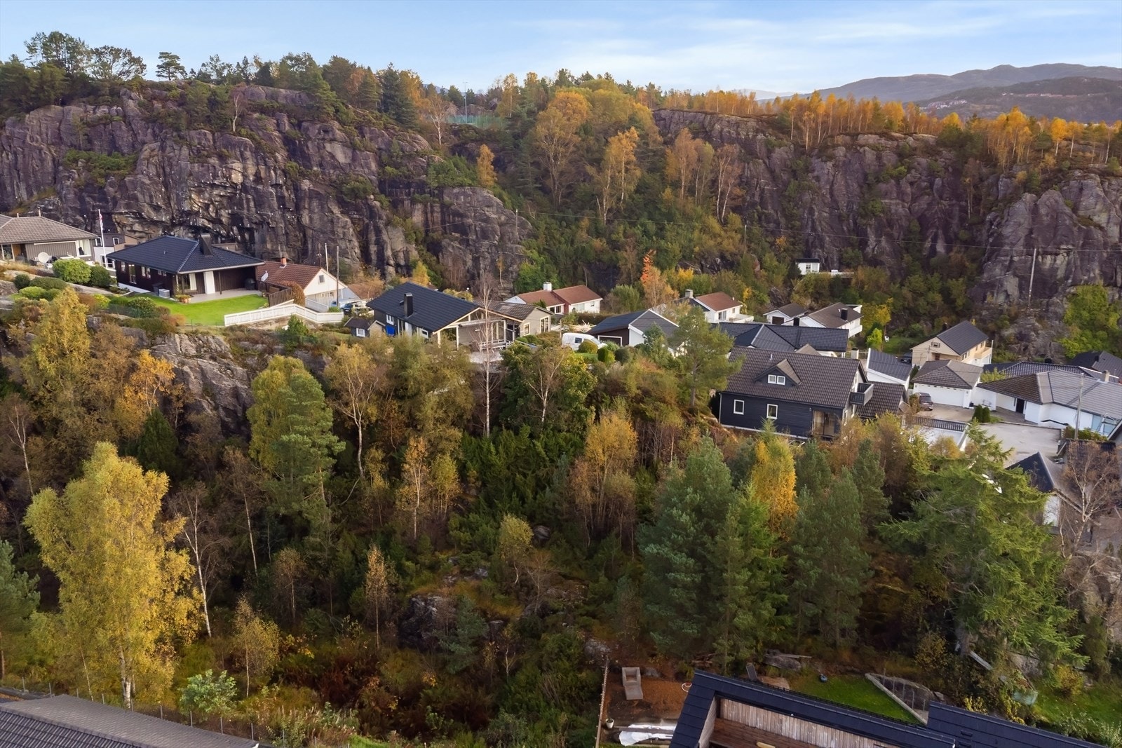 Tomten har en sentral, men likevel tilbaketrukket beliggenhet i enden av blindvei, med kort vei til de fleste fasiliteter. Galleribilde