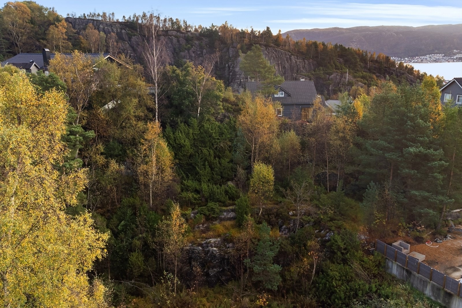 Interessenter oppfordres til å sette seg inn i gjeldene planer og bestemmelser for området. Eventuell oppføring av bolig må søkes og godkjennes av kommunen for ny eiers regning og risiko. Galleribilde