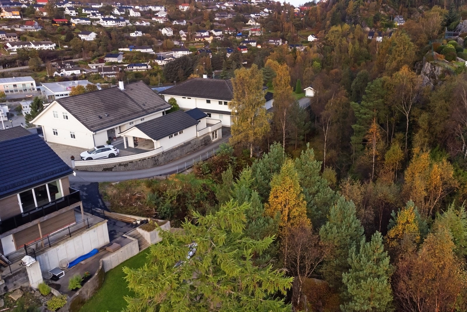 Kleppestø senter med rundt 50 butikker, flere spisesteder, apotek, frisør, vinmonopol, bibliotek og legesenter befinner seg en kort spasertur fra tomten. Galleribilde