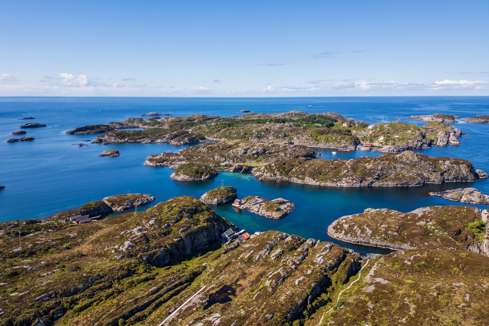 Nydelig øygruppe i naturskjønne omgivelser. Galleribilde