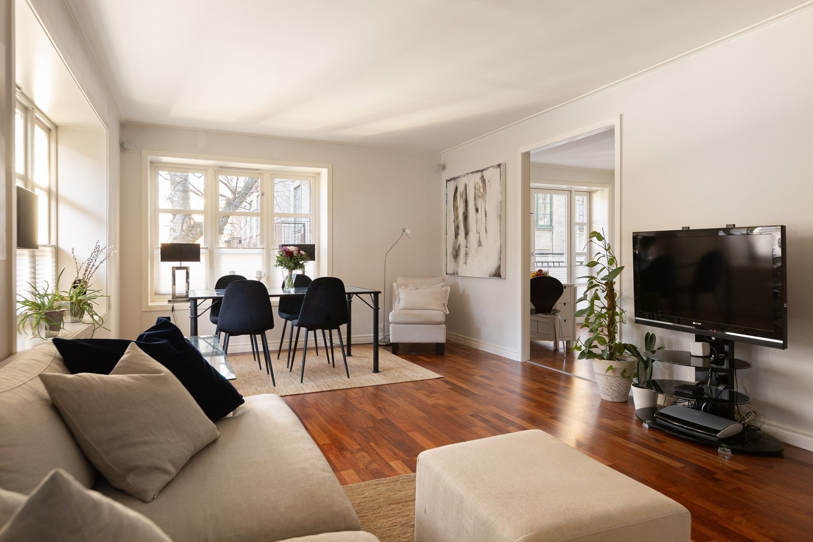 Overflatene er slette med 3-stavs parkett på gulvene. Merbau gulv alle rom (med unntak av bad/vaskerom). Galleribilde