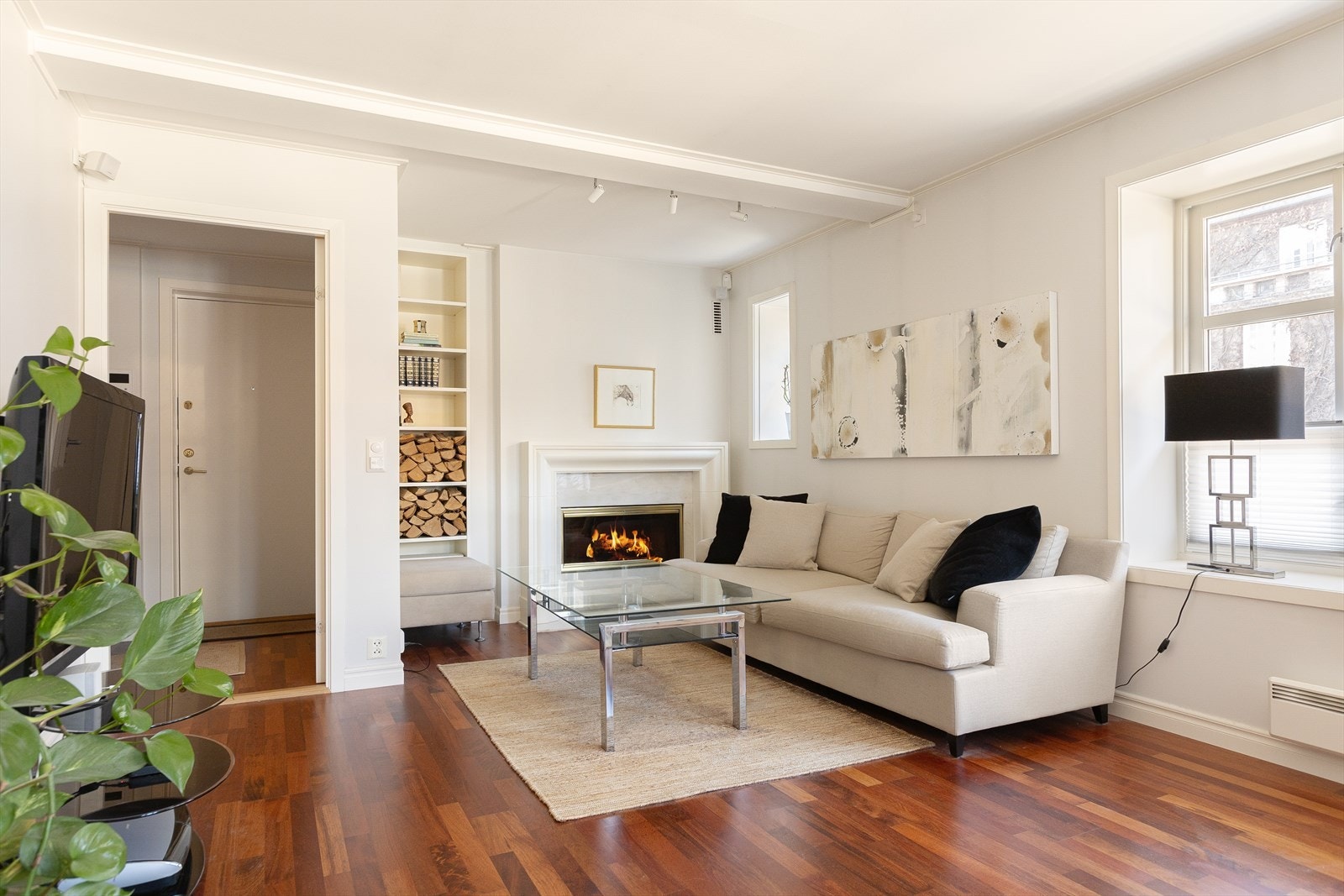 Lyse og slette overflater med lekre detaljer. Varmekabler i gulvene i stue og kjøkken. Galleribilde