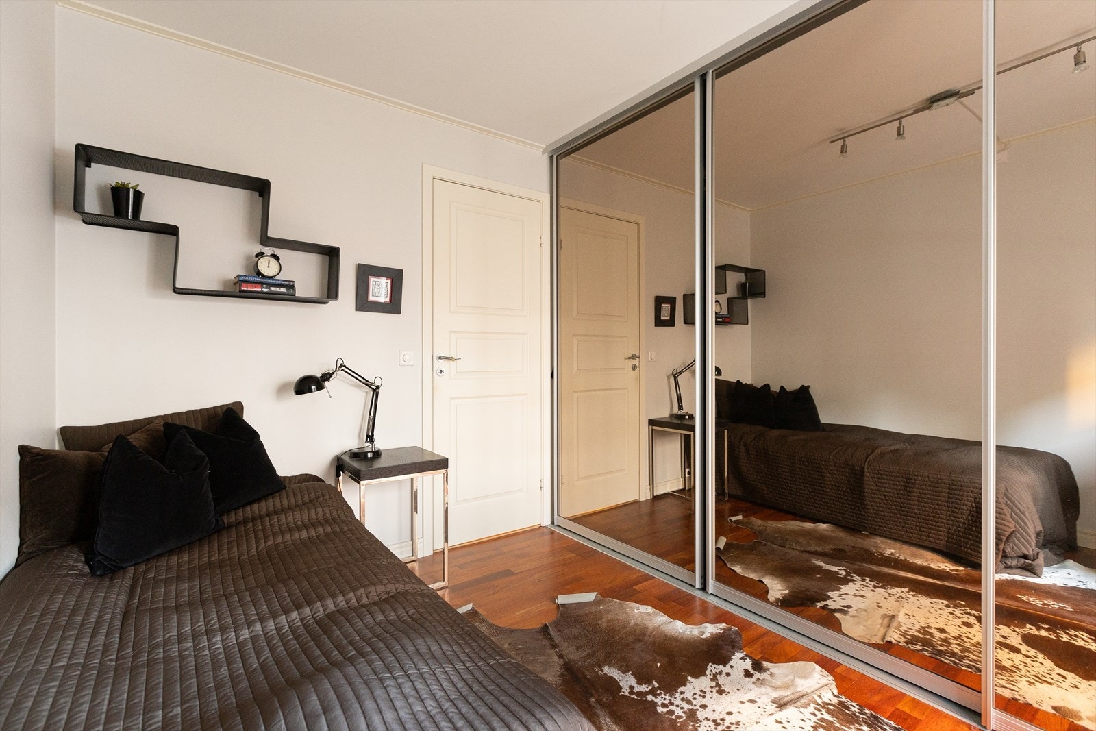 Stor skyvedørsgarderobe med speilfronter. Galleribilde