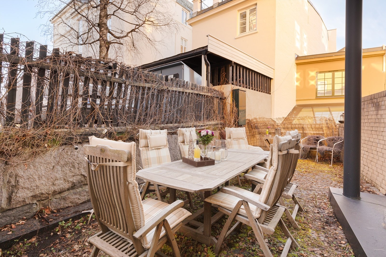 Leiligheten har lun og skjermet uteplass på hele 25 kvm med svært gode solforhold. Galleribilde