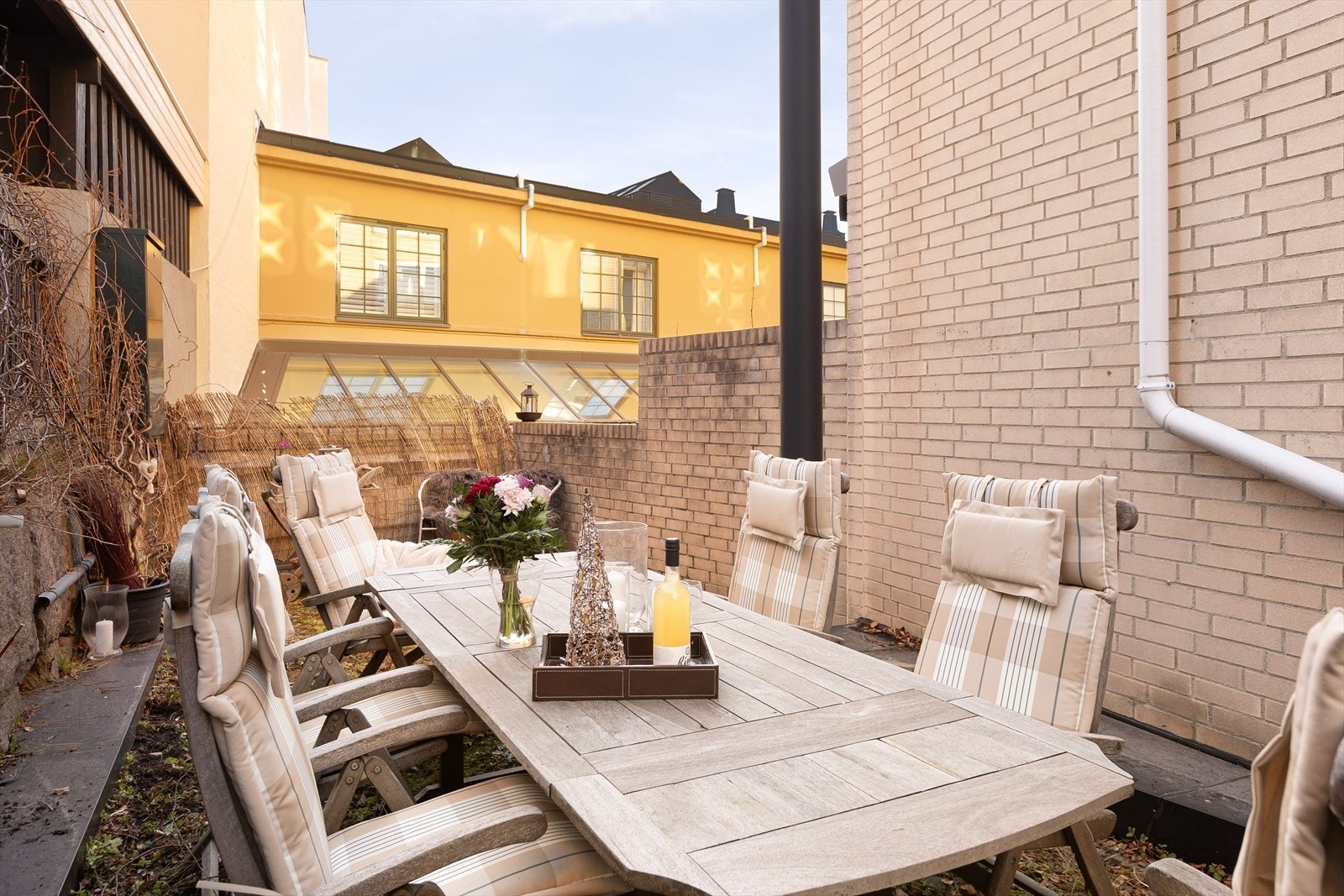 Den usjenerte uteplassen blir hyppig brukt i sommerhalvåret. Galleribilde