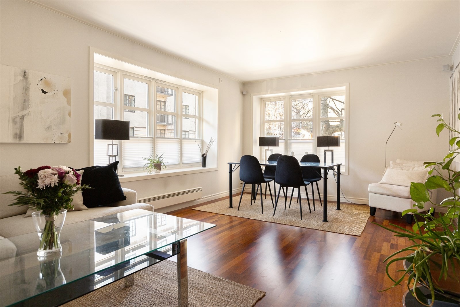 En lys og tiltalende 3-roms med alle fasiliteter. Her har du stort uteplass, garasje, heis og peis. Galleribilde