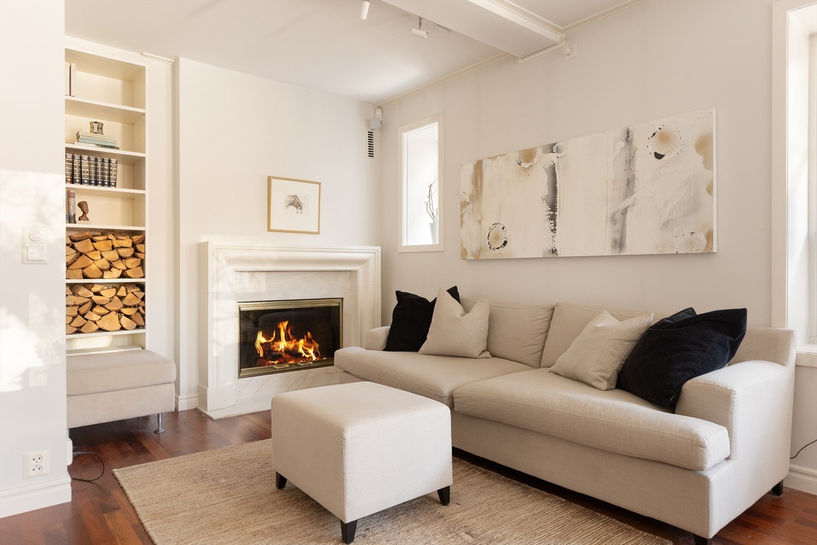 Sofastuen er boligens naturlig samlingspunkt med stemningsfull og varmende peis. Galleribilde