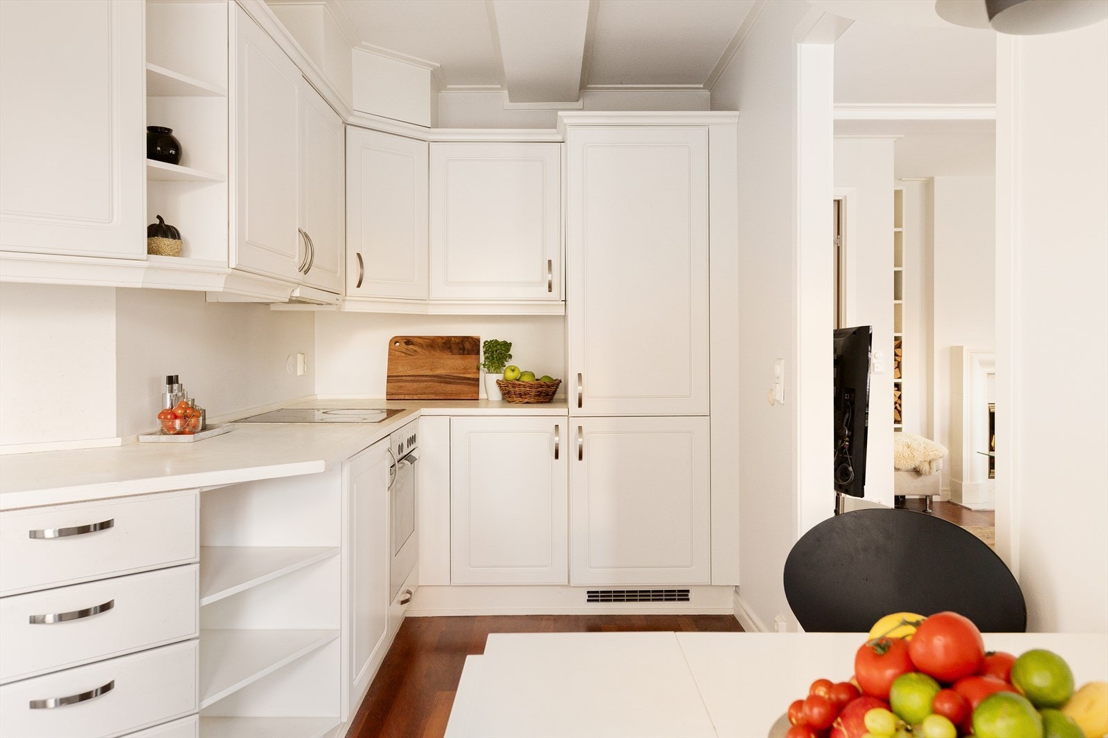 Rikelig med oppbevaringsplass i skuffer og skap. Galleribilde