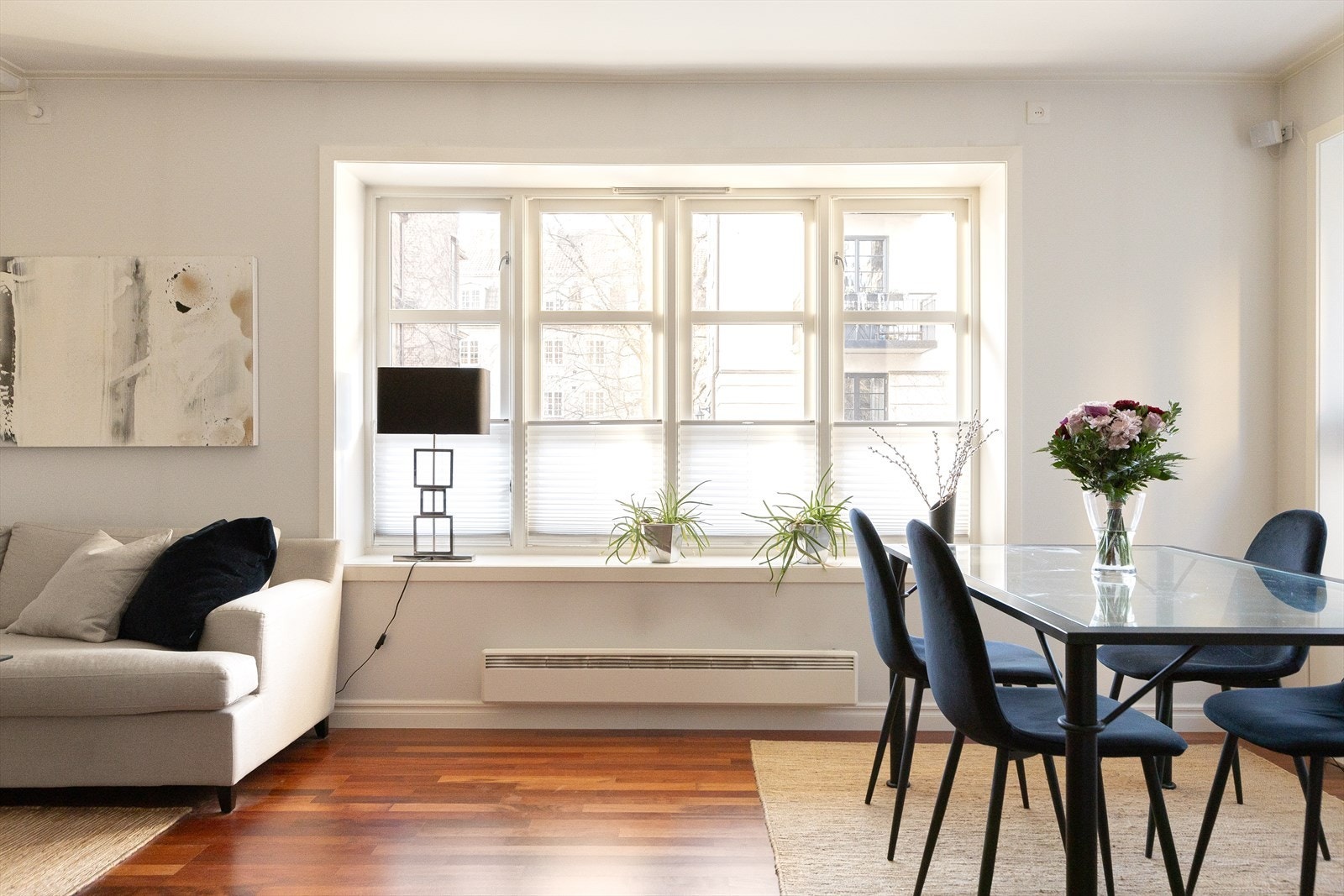 Store vindusflater gir mye lys og en god atmosfære i leiligheten. Galleribilde