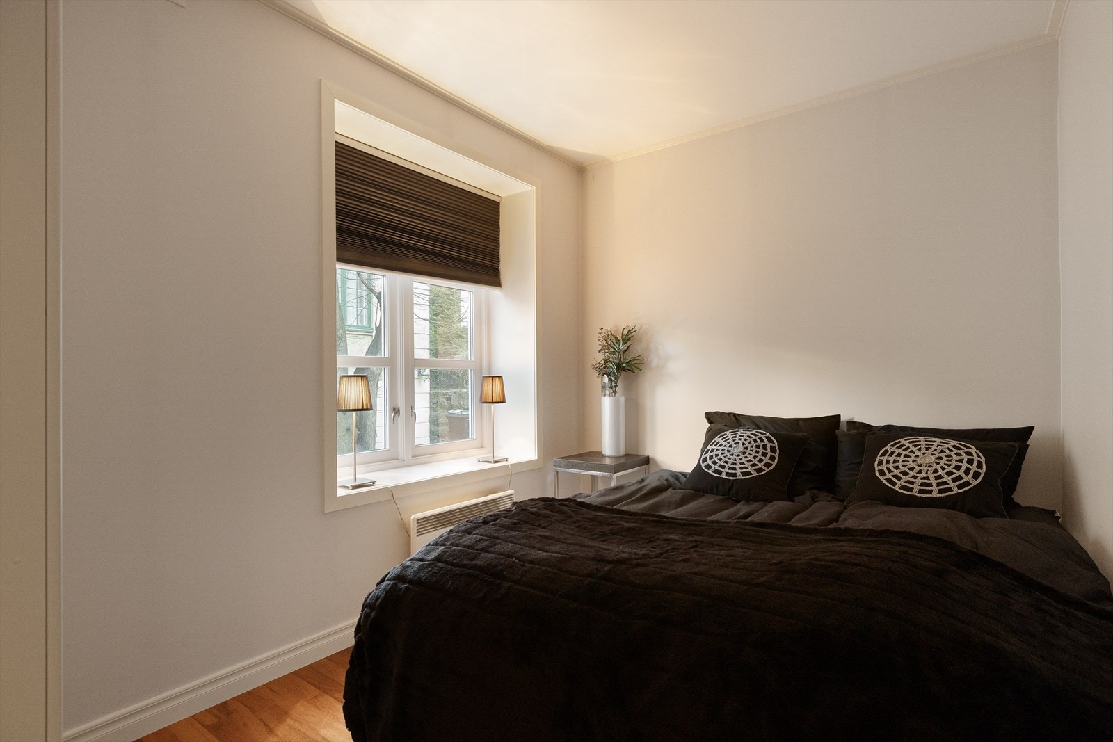 Hovedsoverommet er av god størrelse med plass til dobbeltseng, nattbord og garderobeløsning. Galleribilde