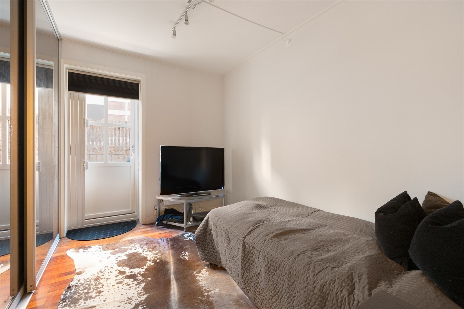 Soverom 2 er også av generøs størrelse med garderobeløsning og enkel adkomst til utearealene. Galleribilde