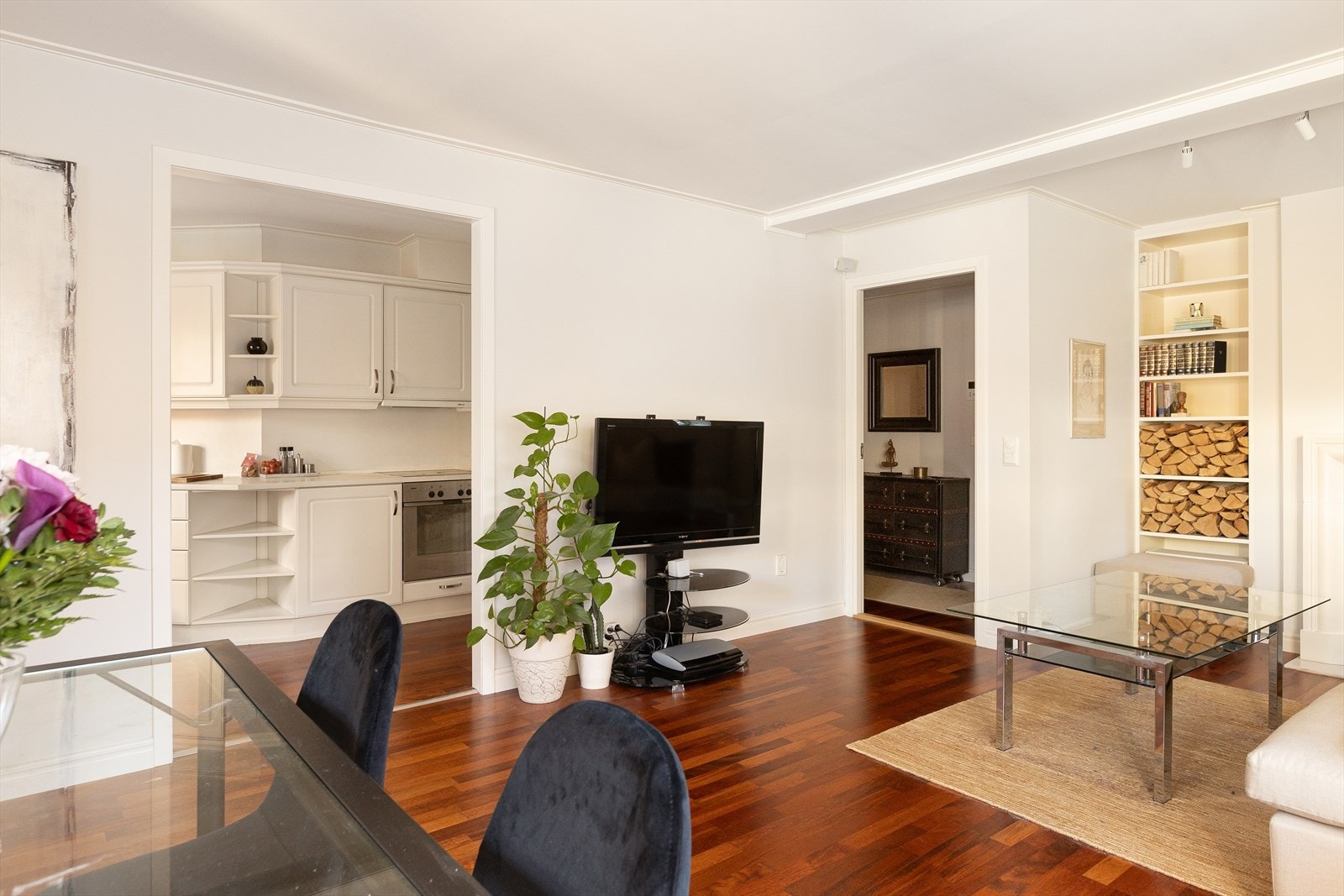 Kjøkkenet ligger delvis adskilt fra stuen. Galleribilde