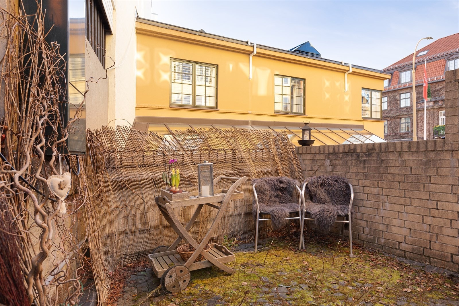 Utearealene ligger fint og skjermet til. Gode solforhold. Galleribilde