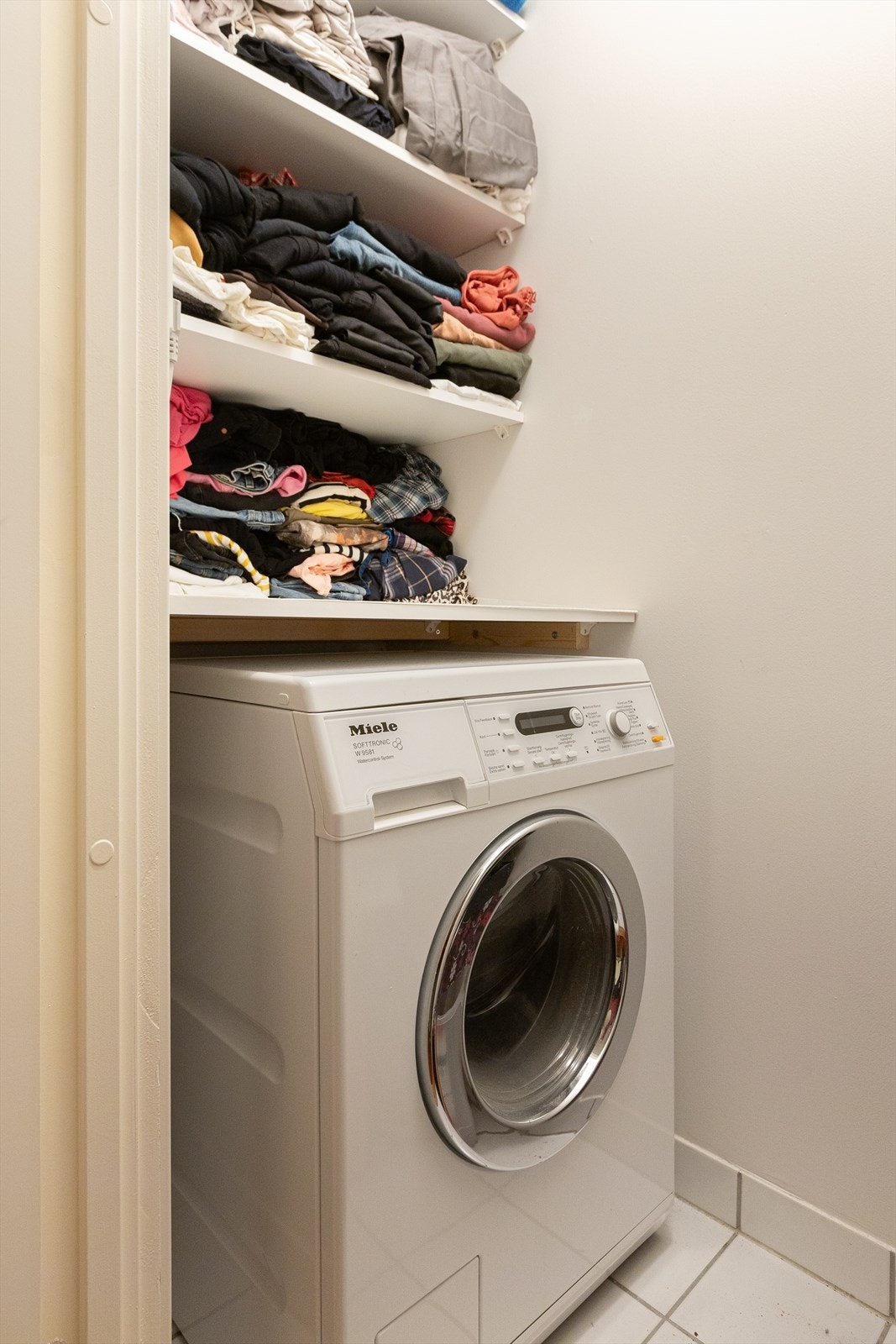 Praktisk rom innredet som vaskerom. Galleribilde