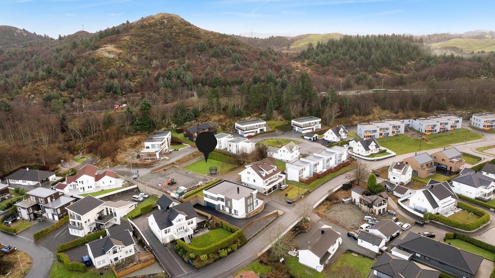 Gangavstand til barnehager, skole, butikk og flotte turområder. Galleribilde