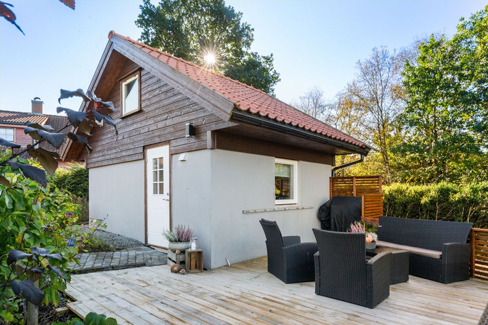 Uthus og platting like utenfor. Galleribilde