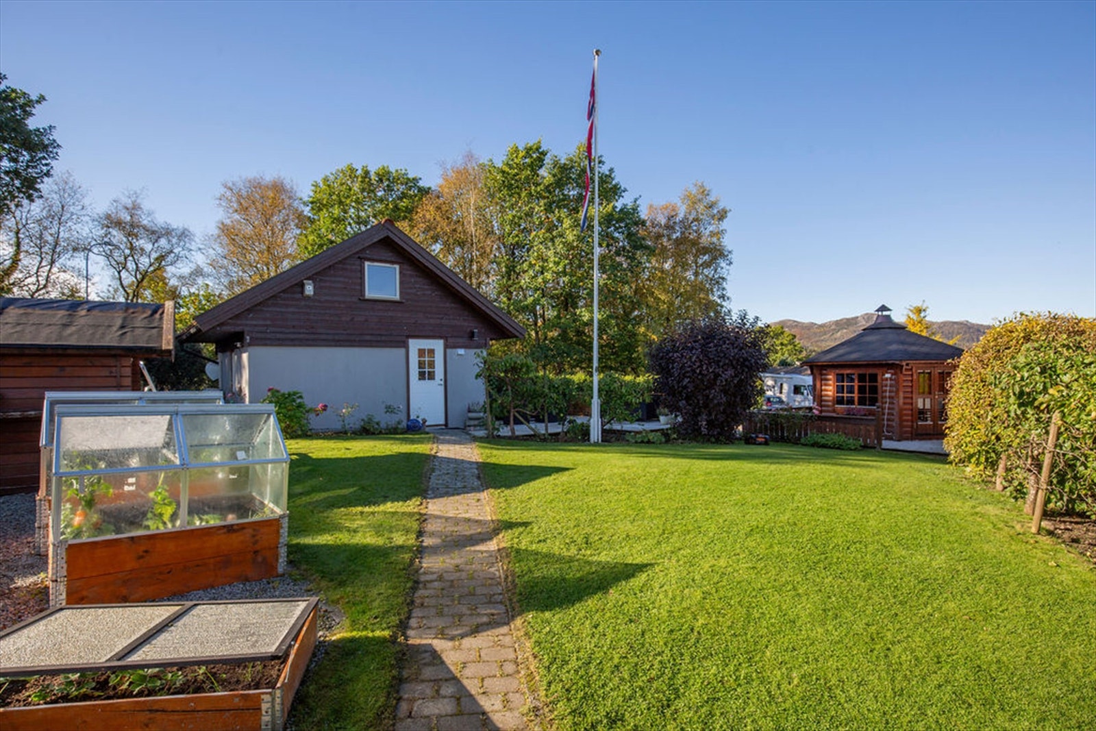 Hage med uthus Galleribilde