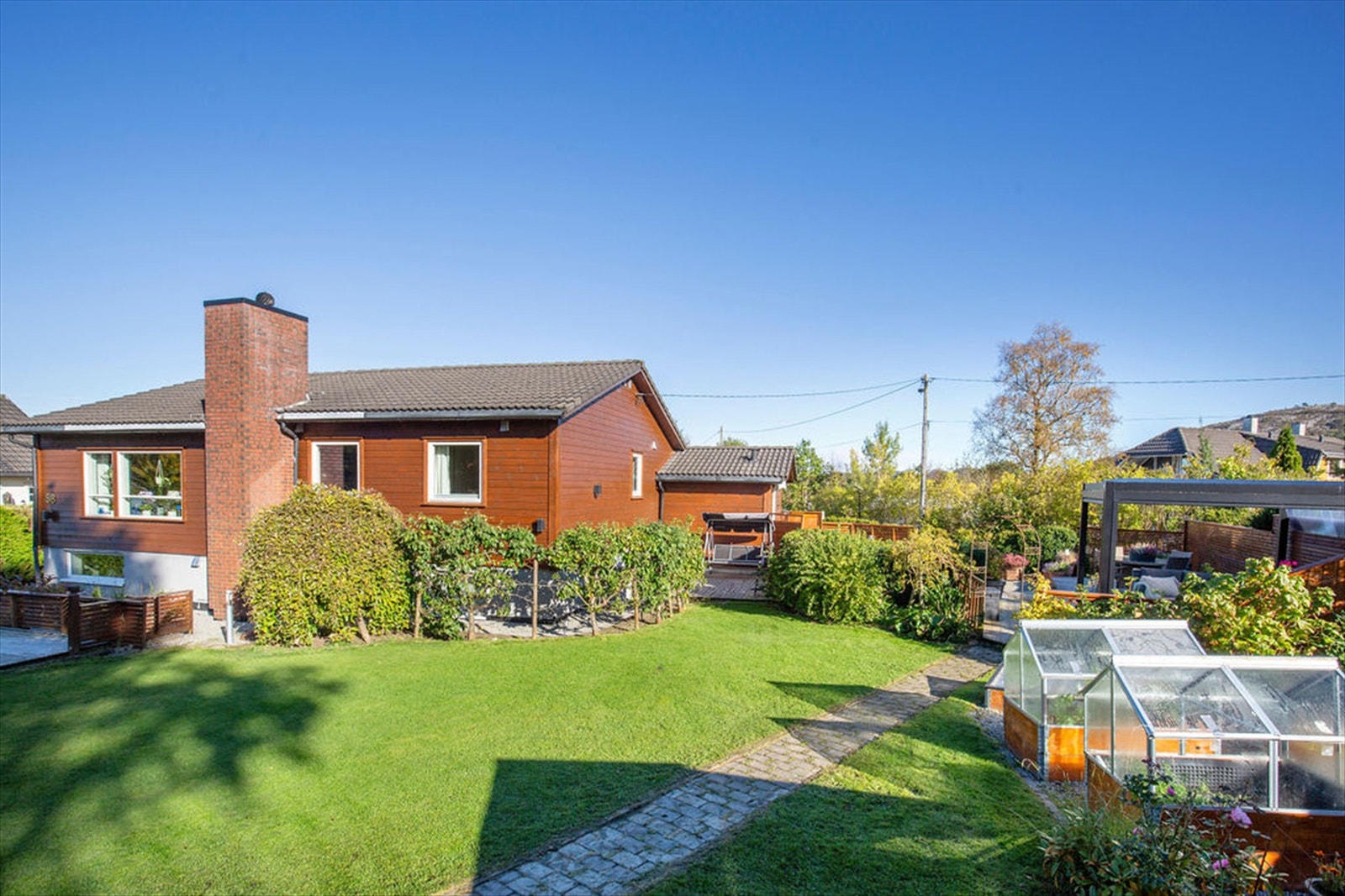 Hage med flere soner med god plass til sittegrupper. Galleribilde