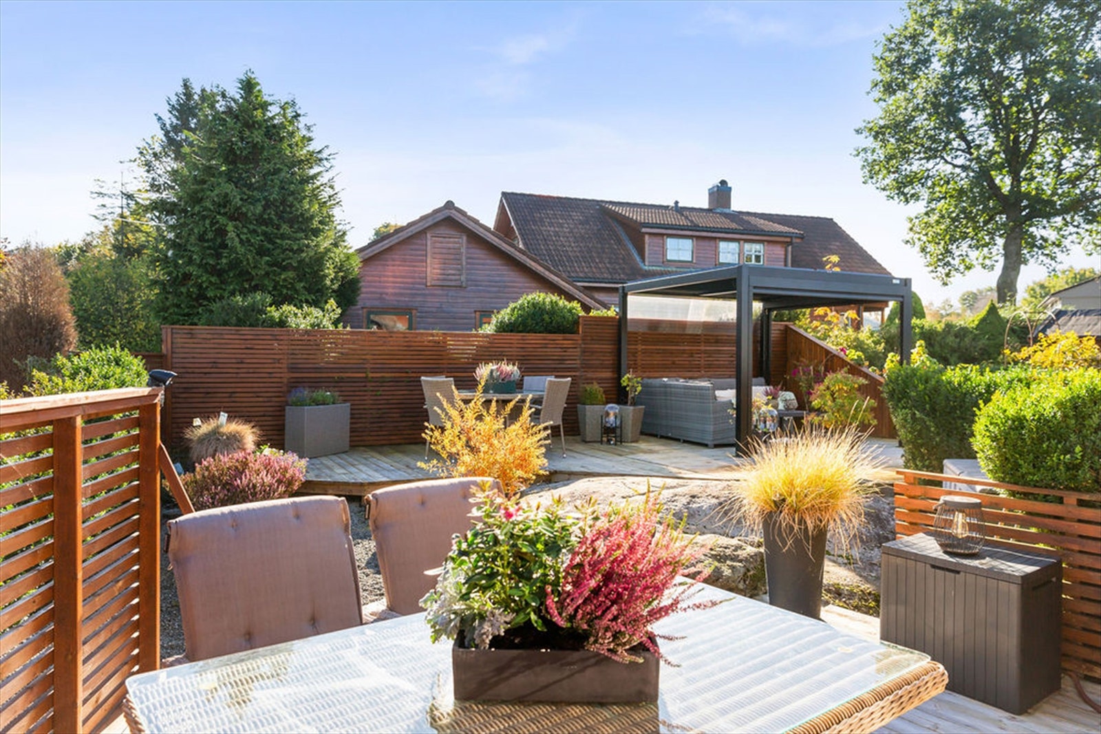 Her kan man flytte seg etter solen og nyte den hele dagen Galleribilde