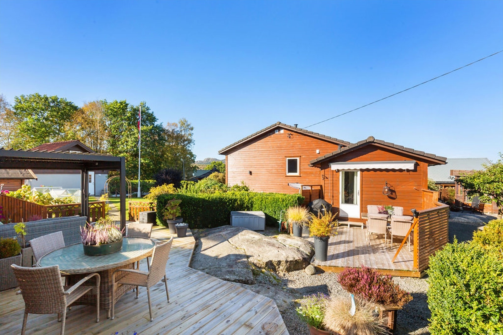 Hage med mange kjekke soner til å kunne ha sittegrupper Galleribilde