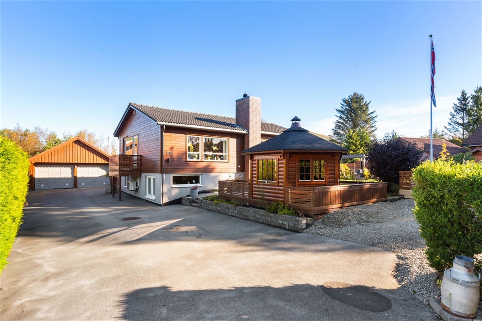 Stort og romslig gårdstun med god parkering Galleribilde