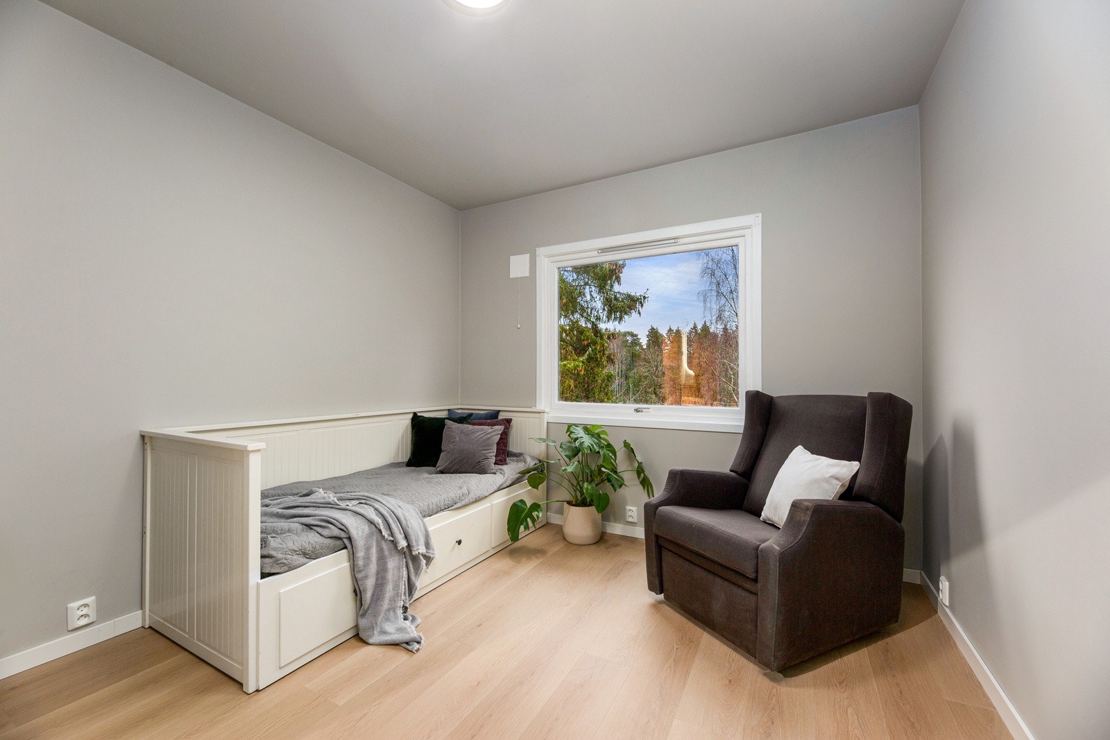 Det andre soverommet passer bra som barnerom, gjesterom, eller kontor. Alt etter ønske og behov. Galleribilde