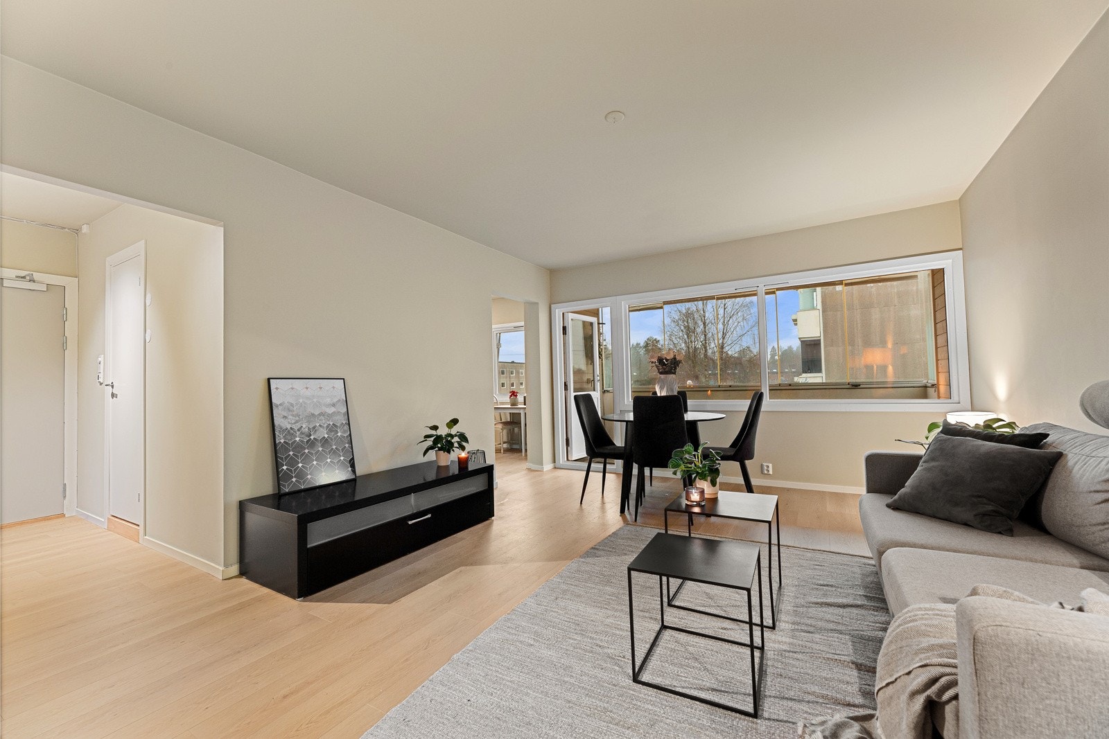 I stuen er det store vindusflater som gir godt lysinnslipp. Galleribilde