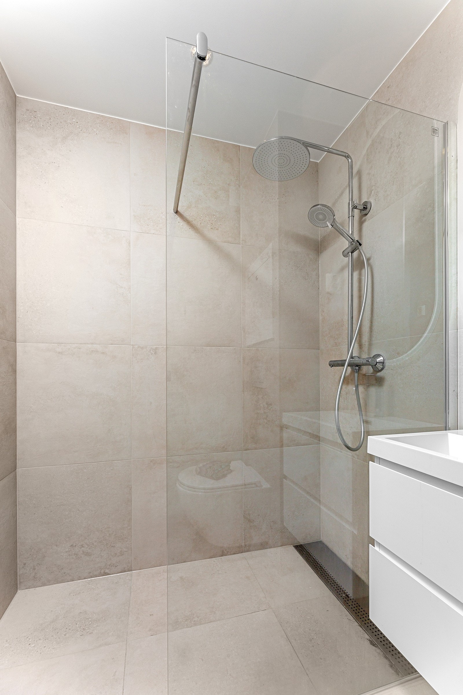 Pen dusjnisje. Galleribilde