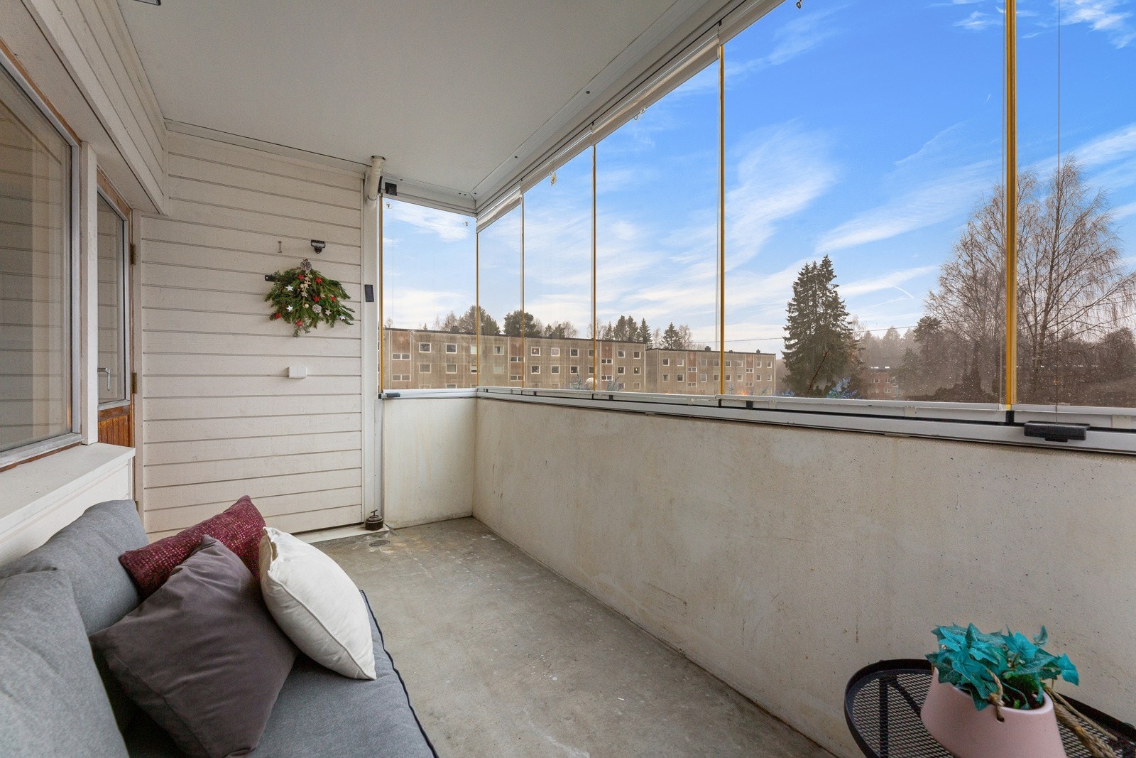 Fra stuen er det utgang til vestvendt balkong på ca. 8m². Ute på balkongen har man plass til utemøbler og grill Galleribilde