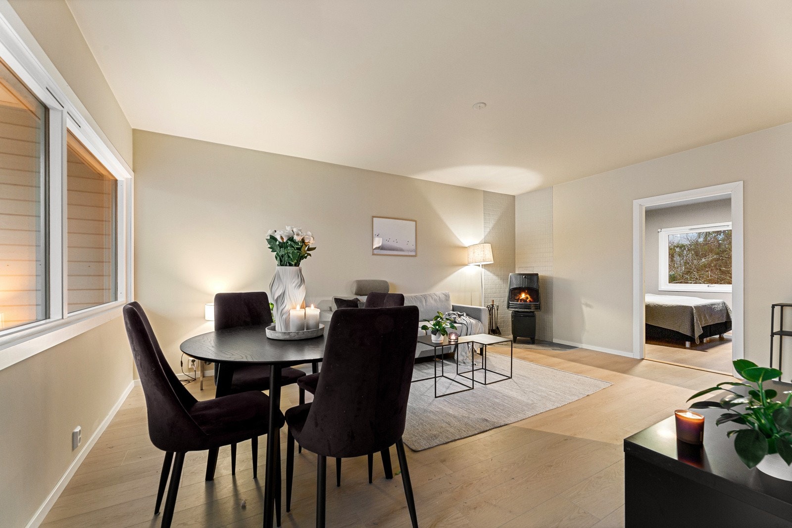 Boligen er malt i lyse og nøytrale farger, det er brukt kvalitetssikre produkter hele veien og den interne beliggenheten er blant de beste. Galleribilde