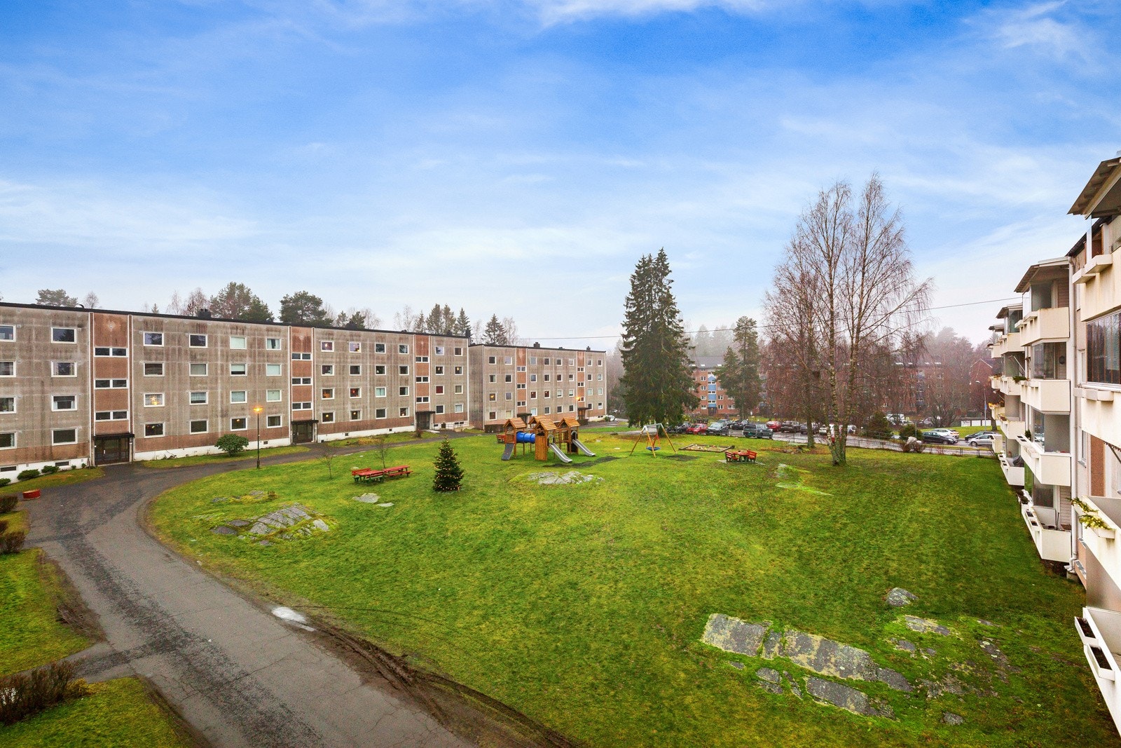 Fellesarealer er pent opparbeidet med gressplener, bord, benker og lekeplasser, variert vegetasjon. Galleribilde