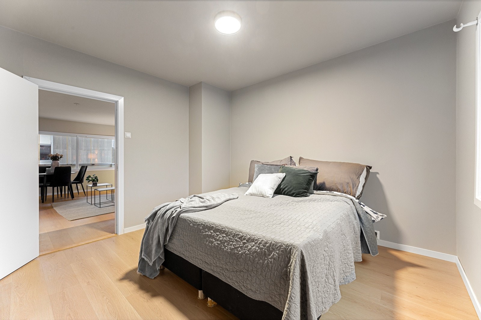 I tilknytning til hovedsoverommet er det garderobe/bod med mulighet stor garderobeløsning. Galleribilde