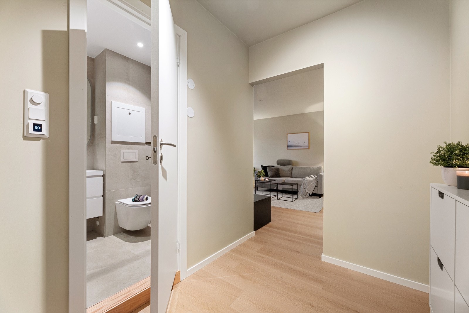 Innbydende og hyggelig entré med god plass til ytterklær og sko. Galleribilde