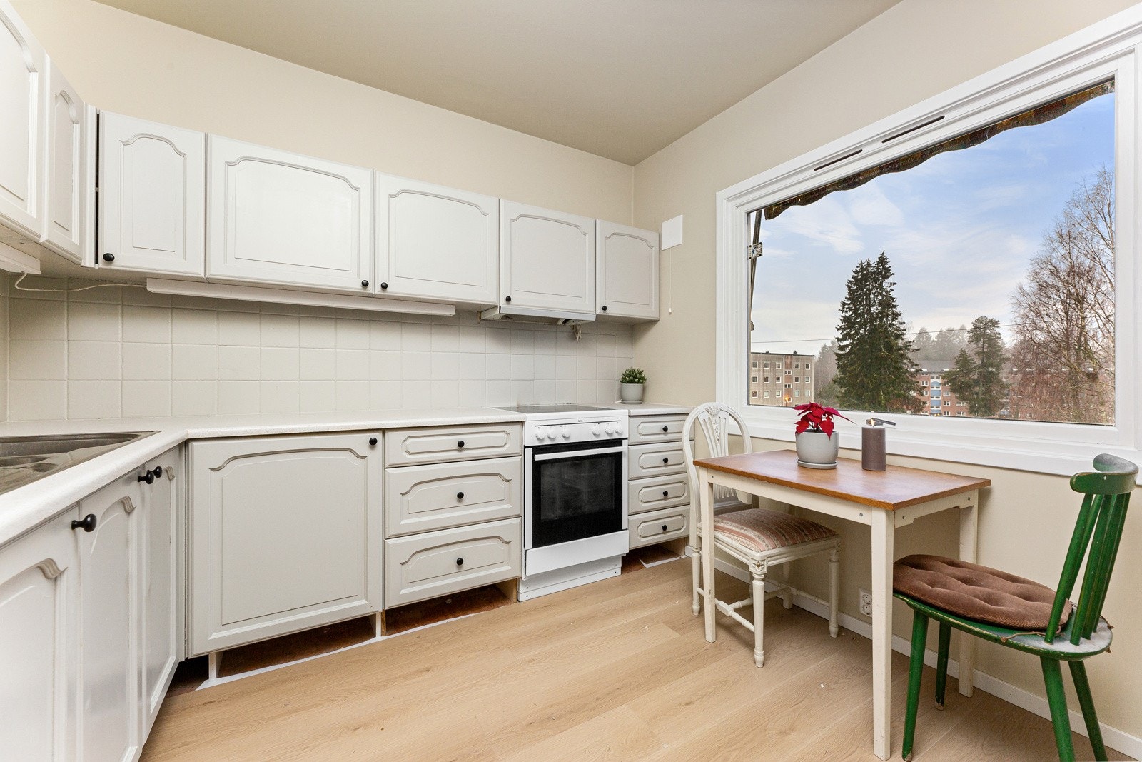 Pent kjøkken. Kjøkkeninnredning med malte skrog. Galleribilde