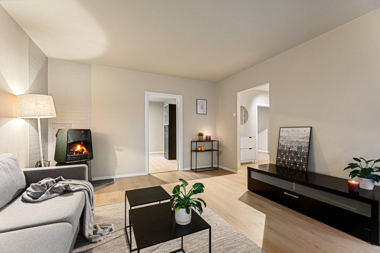 Romslig og lekker 3-roms leilighet, renovert i 2024. Leiligheten ligger flott til i byggets 3. etasje, og har begge soverom ut mot Østmarka - helt uten innsyn. Galleribilde