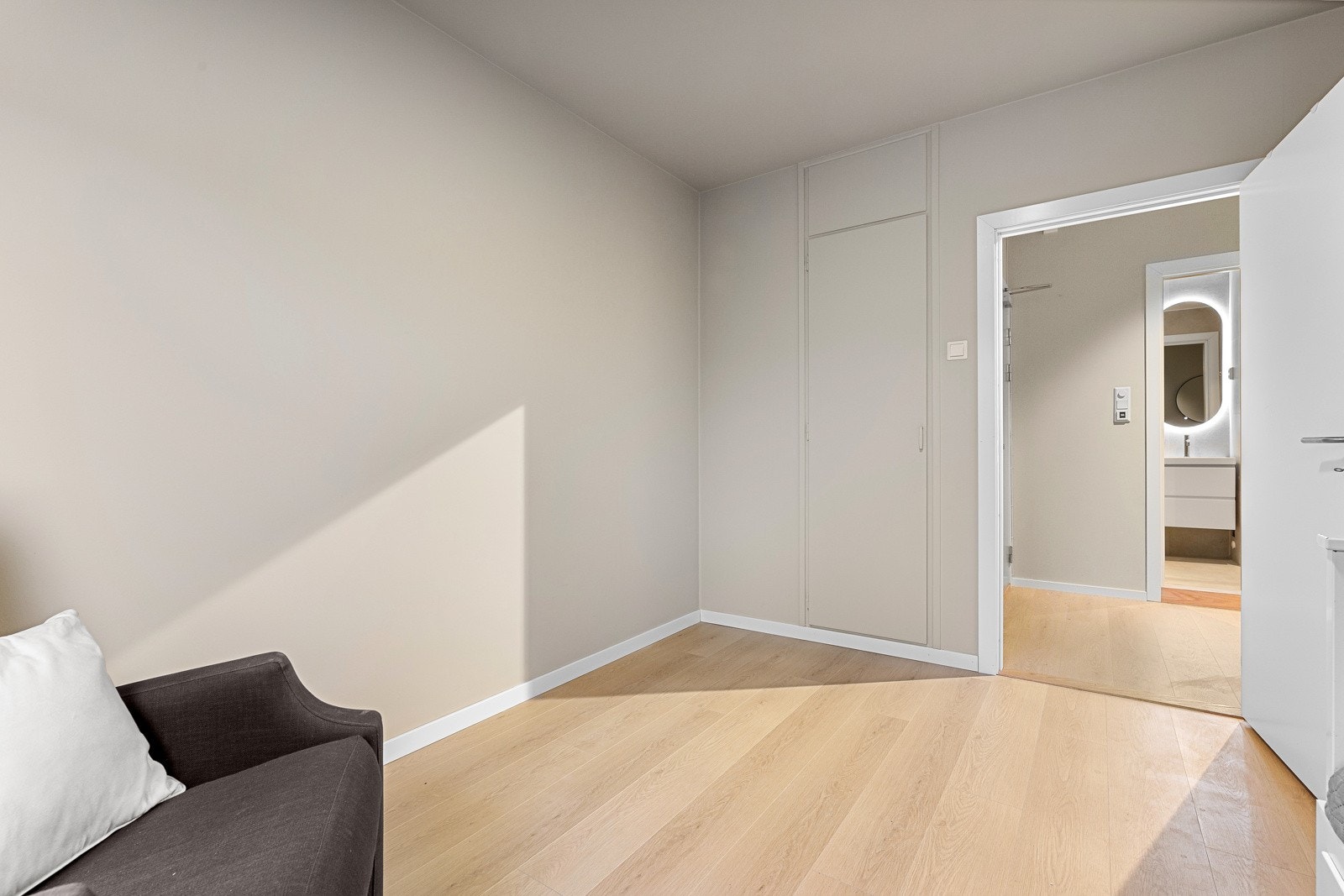 God plass til seng, kommode og skrivebord. Galleribilde