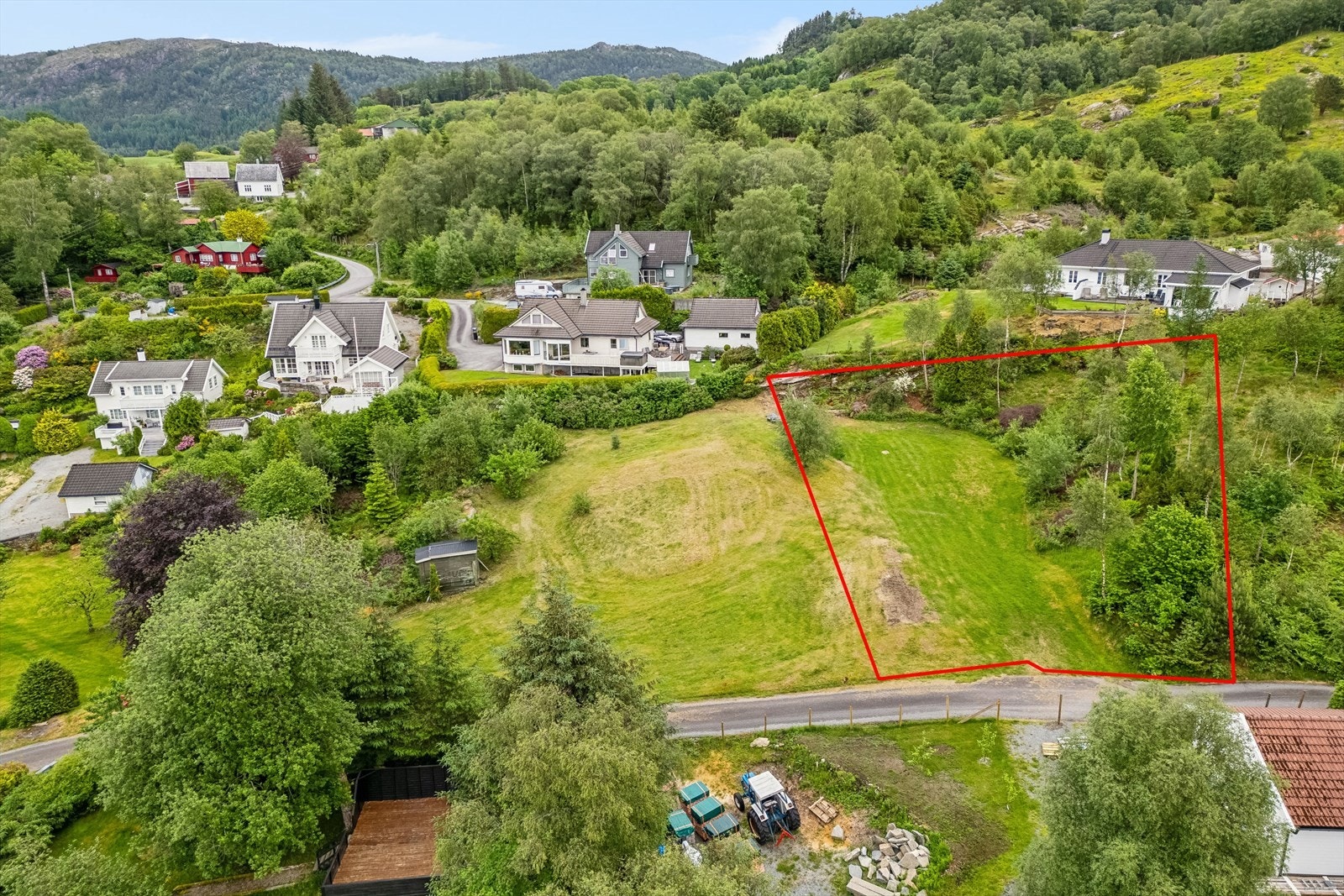 Malin Skjelde v/DNB Eiendom har gleden av å presentere denne flotte tomten i Skjoldastraumen! Galleribilde