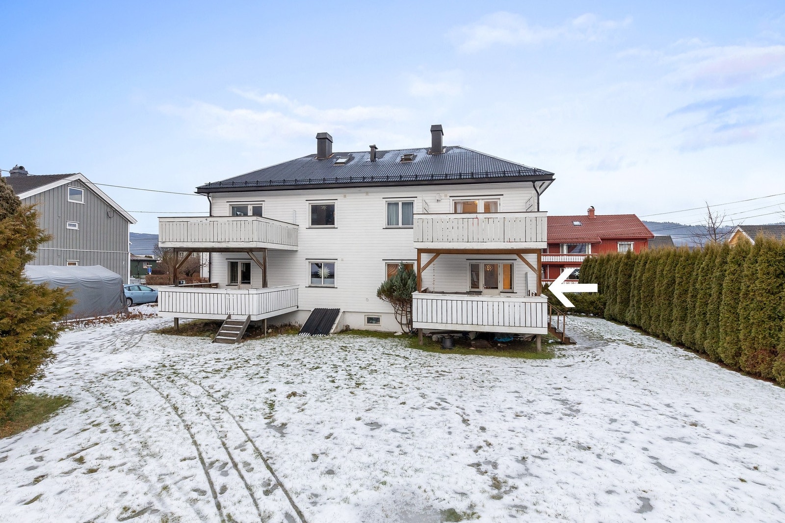 Dette er en lys og pen 3-roms selveierleilighet beliggende i 1. etasje av firemannsbolig - Lave felleskostnader på kun 1600 kr i mnd. Galleribilde
