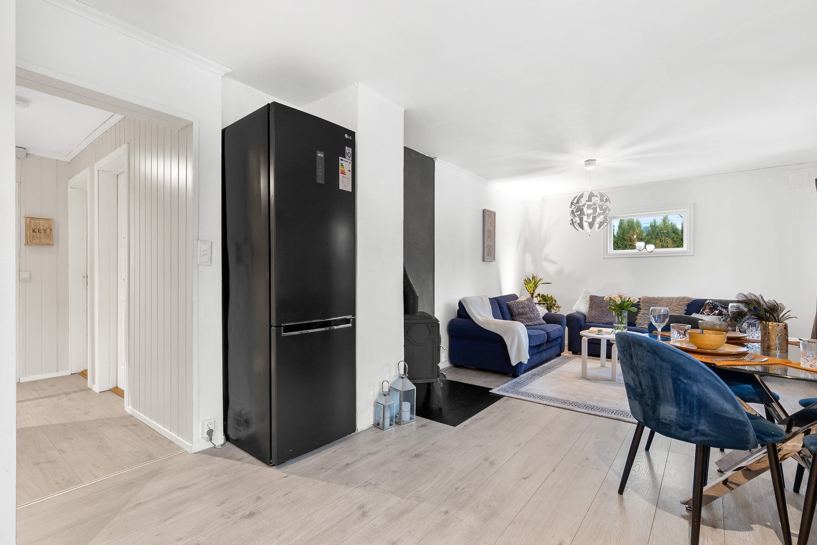I tillegg er det en vegghengt ventilator med komfyrvakt og plass til et frittstående kjøleskap. Galleribilde