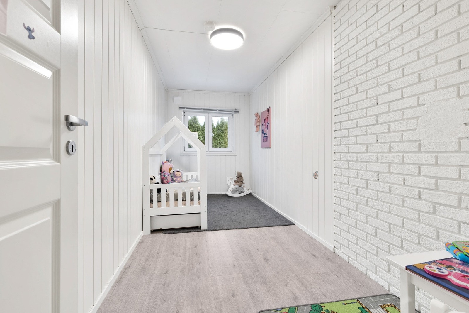 Soverom 2 - Begge rommene har laminatgulv og panelvegger fra 2018 Galleribilde